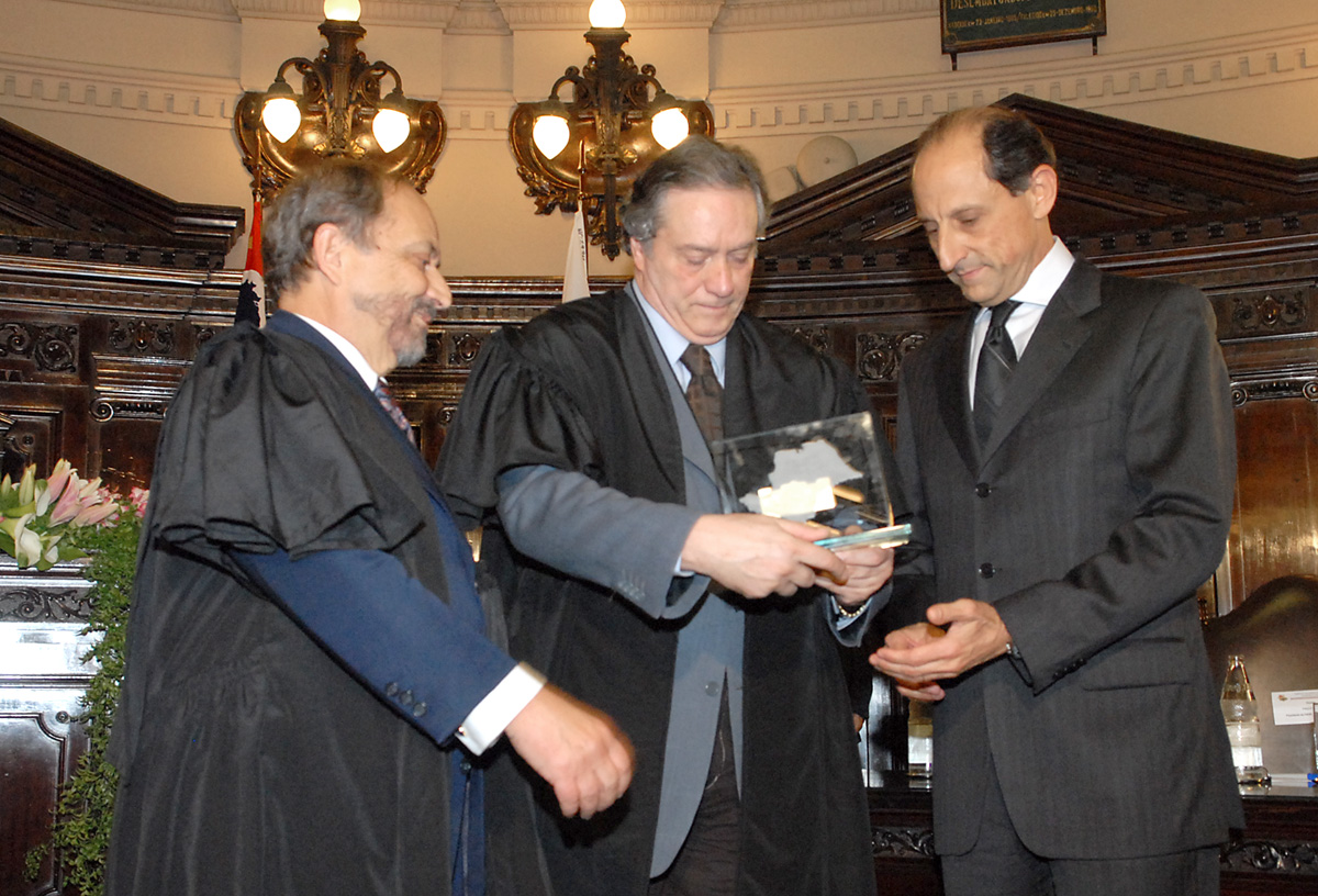 Joo Cludio Caldeira, Roberto Antnio Vallim Bellochi e Paulo Skaf <a style='float:right;color:#ccc' href='https://www3.al.sp.gov.br/repositorio/noticia/08-2008/Paulo Skaf-ze-_5076.jpg' target=_blank><i class='bi bi-zoom-in'></i> Clique para ver a imagem </a>